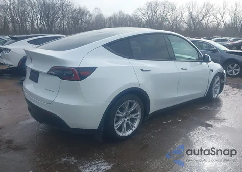 2023 Tesla Model Y Awd/Long Range Dual Motor All-Wheel Drive z USA, uszkodzony, nr VIN 7SAYGAEE2PF779988